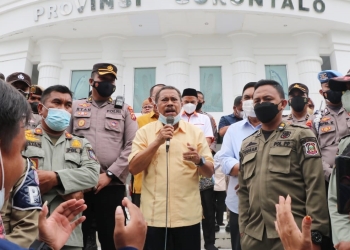 Ketua DPRD Provinsi Gorontalo, Paris RA Jusuf menerima massa aksi Aliansi Masyarakat Peduli Stabilitas Keamanan Daerah, Senin (3/1/2022) (istimewa)