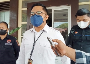 Kasat Reskrim Polres Gorontalo Kota (tengah), Iptu Mohamad Nauval Seno, Senin (3/1/2022). (Foto : Sari/gopos)