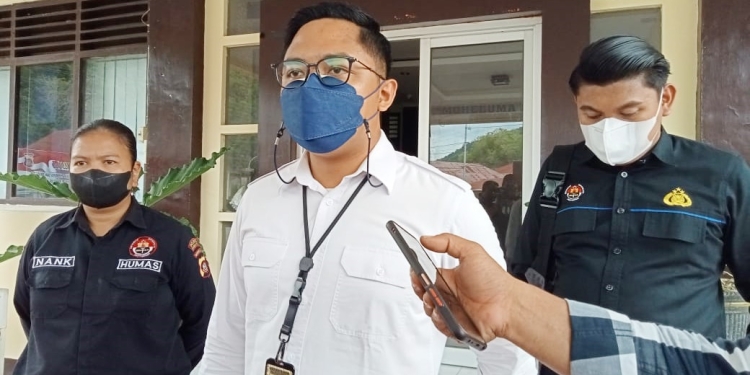 Kasat Reskrim Polres Gorontalo Kota (tengah), Iptu Mohamad Nauval Seno, Senin (3/1/2022). (Foto : Sari/gopos)