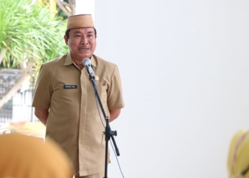 Sekretaris DPRD Provinsi Gorontalo, Mitran Tuna memberikan sambutan dalam apel perdana DPRD Provinsi Gorontalo, Senin (3/1/2022) (istimewa)