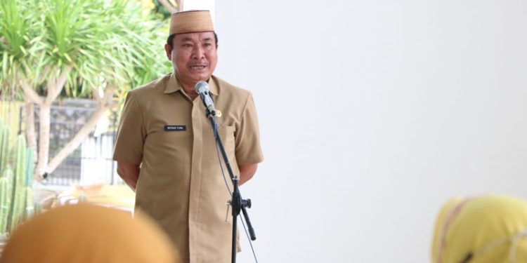Sekretaris DPRD Provinsi Gorontalo, Mitran Tuna memberikan sambutan dalam apel perdana DPRD Provinsi Gorontalo, Senin (3/1/2022) (istimewa)