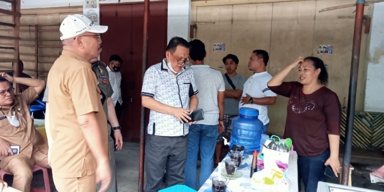 Komisi C DPRD Kota Gorontalo kunjungi beberapa pedagang di pasar Biawu Kecamatan Kota Selatan, Kota Gorontalo. Senin (3/1/2021). Foto : Sari/gopos