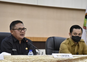 Wali kota Gorontalo, Marten Taha (Kiri) bersama Wakil Wali Kota Gorontalo, Ryan Kono (Kanan) saat melaksanakan
Rapat Koordinasi Penyelenggaraan Pemerintahan, Pembangunan & Kemasyarakatan di Lingkungan Pemkot Gorontalo, Selasa (4/1/2022). (Foto: Istimewa)