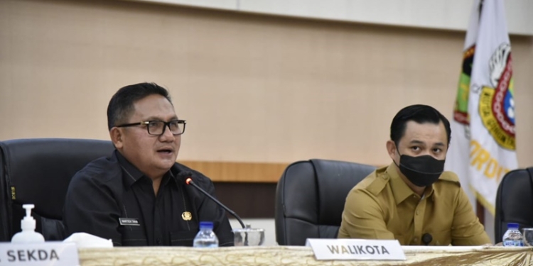Wali kota Gorontalo, Marten Taha (Kiri) bersama Wakil Wali Kota Gorontalo, Ryan Kono (Kanan) saat melaksanakan
Rapat Koordinasi Penyelenggaraan Pemerintahan, Pembangunan & Kemasyarakatan di Lingkungan Pemkot Gorontalo, Selasa (4/1/2022). (Foto: Istimewa)