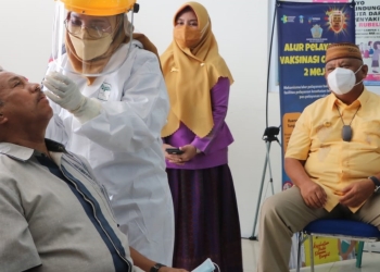 Ketua DPRD Provinsi Gorontalo Paris RA Jusuf mengikuti pemeriksaan swab PCR saat meninjau pelaksanaan swab di Bandara Djalaludin Gorontalo, Kamis (6/1/2022) (istimewa)