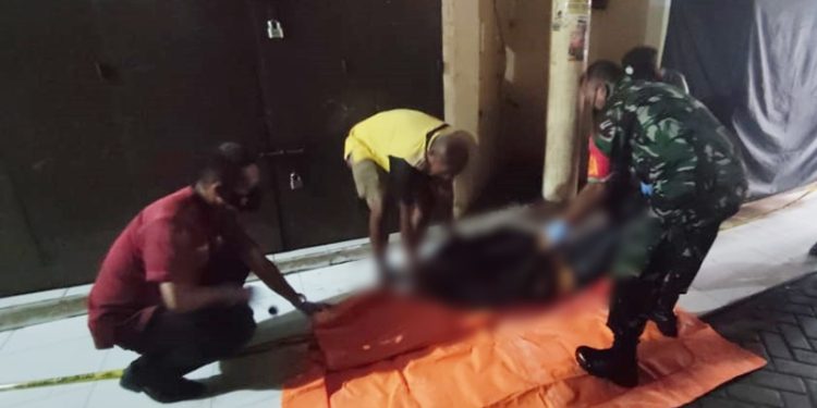 Personel Babinsa dan Polsek Kota Selatan melakukan evakuasi terhadap jasad Nobon yang ditemukan di kompleks pertokoan Murni Kota Gorontalo, Kamis (6/1/2022). (istimewa)
