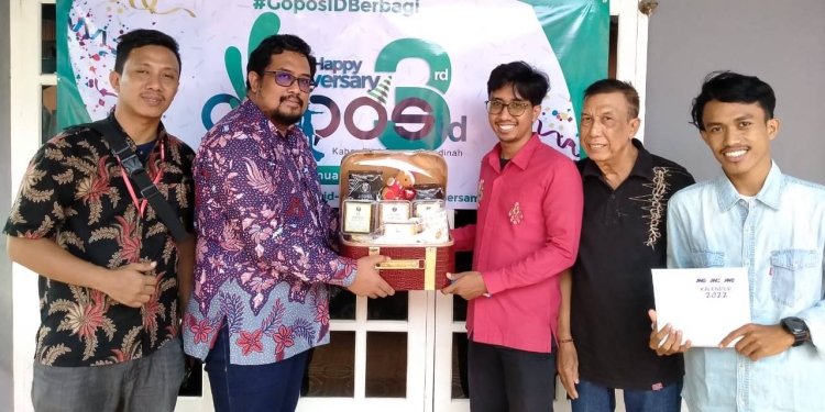 Manajemen JNE Cabang Gorontalo berpose bersama crew gopos.id saat mengunjungi kantor gopos.id, Kamis (6/1/2022) (putra/gopos)