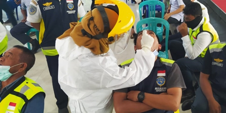 Sejumlah pegawai Bandara Djalaludin Gorontalo di Swab Antigen. (Foto: Istimewa)