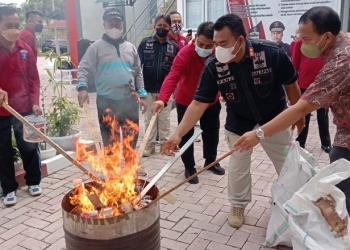 Kanwil Kemenkumham Gorontalo saat Musnahkan Ratusan Barang Sitaan Hasil Penggeledahan Lapas. (Foto: Humas Lapas Kelas IIA Gorontalo)
