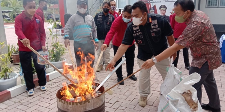 Kanwil Kemenkumham Gorontalo saat Musnahkan Ratusan Barang Sitaan Hasil Penggeledahan Lapas. (Foto: Humas Lapas Kelas IIA Gorontalo)
