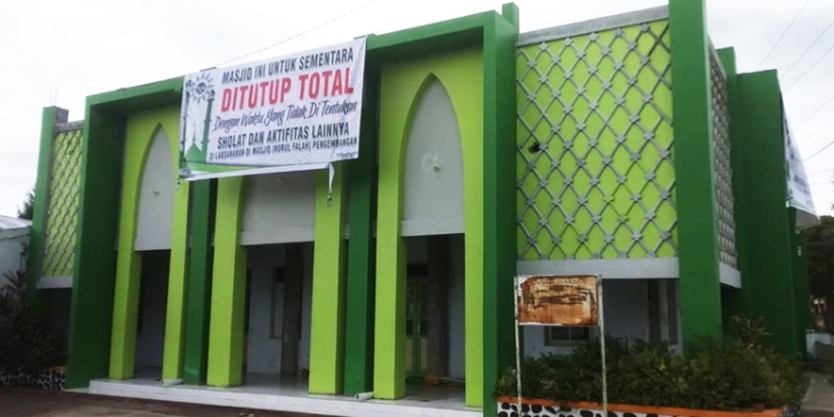 Masjid Nurul Falah yang terletak di Kelurahan Hutuo Kecamatan Limboto Kabupaten Gorontalo ditutup sementara oleh pihak pemenang gugatan. Foto: Putra/Gopos)