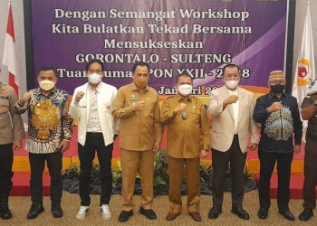 Wakil Gubernur Gorontalo, Idris Rahim (empat dari ujung kanan) dan Ketua KONI Gorontalo, Fikram Salilama (tiga dari ujung kanan) berpose bersama dalam workshop menyukseskan Gorontalo-Sulteng tuan rumah PON XXII 2028, Selasa (11/1/2022) (istimewa)