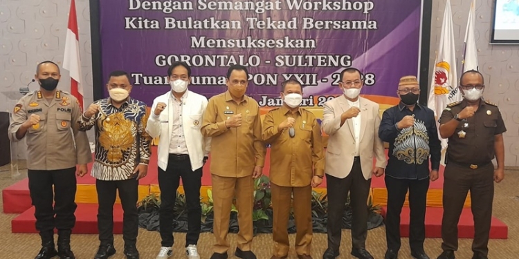 Wakil Gubernur Gorontalo, Idris Rahim (empat dari ujung kanan) dan Ketua KONI Gorontalo, Fikram Salilama (tiga dari ujung kanan) berpose bersama dalam workshop menyukseskan Gorontalo-Sulteng tuan rumah PON XXII 2028, Selasa (11/1/2022) (istimewa)