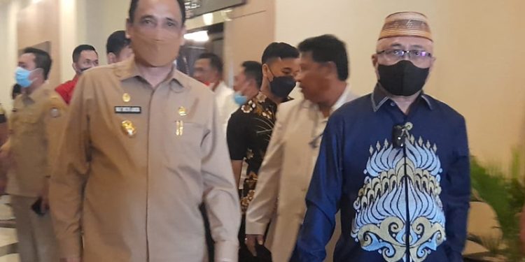 Wakil Ketua DPRD Provinsi Gorontalo, Sofyan Puhi (Kameja biru), bersama Pemerintah Sulawesi Tengah usai Workshop menyukseskan Gorontalo-Sulteng tuan rumah PON XXII, Selasa (11/1/2021) (istimewa)