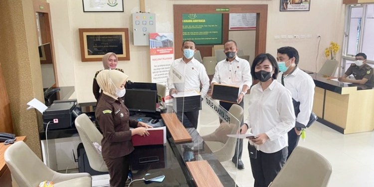 Penyidik Ditreskrimsus Polda Gorontalo Limpahkan Berkas Perkara Investasi FX Family ke Kejaksaan Tinggi Gorontalo. (Foto: Humas Polda Gorontalo)