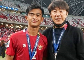 Pelaltih Timnas Garuda Shin Tae-yong berpose dengan Pemain Timnas, Arhan usai laga final melawan Thailand, Sabtu (1/1/2022) (istimewa)