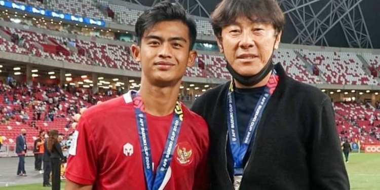 Pelaltih Timnas Garuda Shin Tae-yong berpose dengan Pemain Timnas, Arhan usai laga final melawan Thailand, Sabtu (1/1/2022) (istimewa)