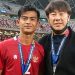 Pelaltih Timnas Garuda Shin Tae-yong berpose dengan Pemain Timnas, Arhan usai laga final melawan Thailand, Sabtu (1/1/2022) (istimewa)