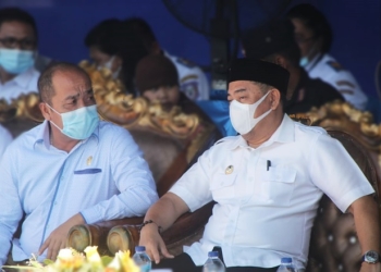 Ketua Dewan Pimpinan Rakyat Daerah (DPRD) Kabupaten Bone Bolango, Halid Tangahu (Kiri) bersama Bupati Bone Bolango, Hamim Pou (Kanan). (Foto: Istimewa)