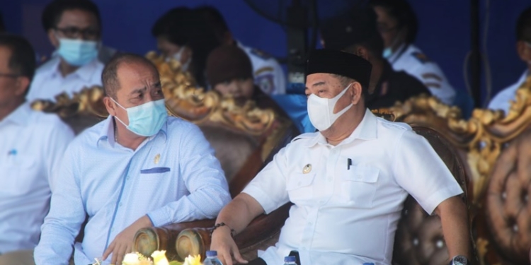 Ketua Dewan Pimpinan Rakyat Daerah (DPRD) Kabupaten Bone Bolango, Halid Tangahu (Kiri) bersama Bupati Bone Bolango, Hamim Pou (Kanan). (Foto: Istimewa)