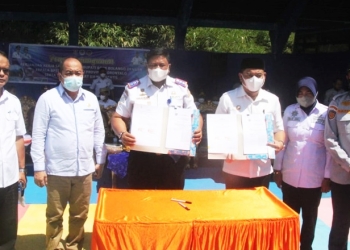 Ketua DPRD Kabupaten Bone Bolango, Halid Tangahu (Kedua dari kiri) saat menghadiri kegiatan launching alat uji statis kendaraan bermotor pertama di Provinsi Gorontalo di Bone Bolango bersama Bupati Bone Bolango, Hamim Pou. (Ketiga dari kanan) sekaligus melakukan penandatanganan perjanjian kerjasama dengan BPTD Wilayah XXI Provinsi Gorontalo di halaman DLHPP Bone Bolango, Rabu (12/1/2022). (Foto: Istimewa)