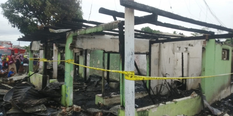 Kebakaran terjadi di Desa Luwoo, Kecamatan Telaga Jaya menyebabkan sebuah rumah hangus terbakar, Sabtu (15/1/2022). (putra/gopos0