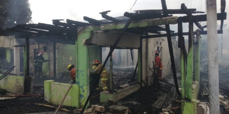 Kebakaran yang terjadi di Desa Luwoo, Kecamatan Telaga Jaya. foto/putra gopos