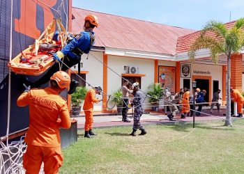 Latihan simulasi evakuasi korban diatas ketinggian, Selasa (18/1/2022). (Foto: sari/gopos)