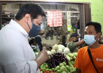 Menteri Koordinator Bidang Perekonomian Airlangga Hartarto ketika memberikan secara simbolis bantuan KUR kepada para pedagang