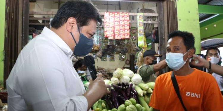 Menteri Koordinator Bidang Perekonomian Airlangga Hartarto ketika memberikan secara simbolis bantuan KUR kepada para pedagang