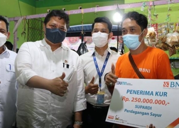 Menteri Koordinator Bidang Perekonomian Airlangga Hartarto ketika memberikan secara simbolis bantuan KUR kepada para pedagang