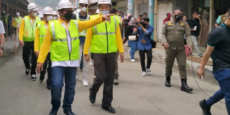 Wali Kota Gorontalo, Marten Taha serta Forkopimda Provinsi Gorontalo dan Forkopimda Kota Gorontalo saat meninjau pembangunan revitalisasi pusat perdagangan yang ada di Pasar Tua Kota Gorontalo, Sabtu (29/1/2022) (Foto: Muhajir/Gopos)