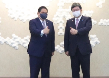 Menteri Koordinator Bidang Perekonomian, Airlangga Hartarto (Kiri) berfoto bersama Menteri Ekonomi, Perdagangan dan Industri Jepang, Koichi Hagiuda (Kanan) di Jakarta, Senin (11/01). (Foto: Sumber ekon.go.id)