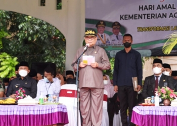 Wagub Gorontalo, Idris Rahim saat membacakan pidato tertulis Menteri Agama RI pada upacara peringatan Hari Amal Bakti (HAB) ke-76 Kementerian Agama tingkat Provinsi Gorontalo di Alun-Alun Tilamuta, Kabupaten Boalemo, Senin (3/1/2022). (Foto : Haris)