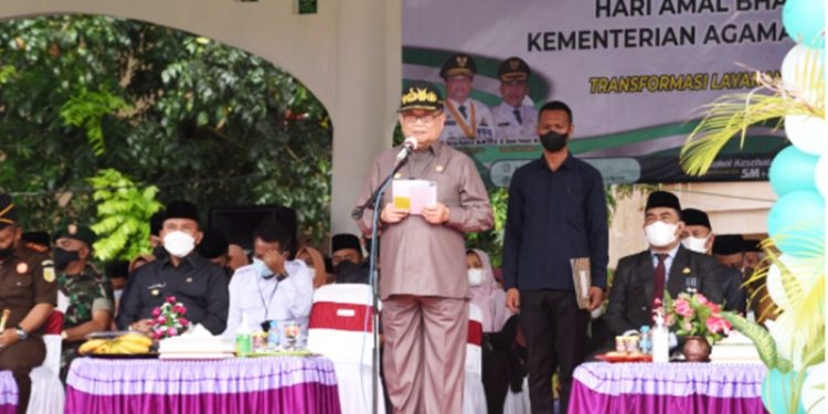 Wagub Gorontalo, Idris Rahim saat membacakan pidato tertulis Menteri Agama RI pada upacara peringatan Hari Amal Bakti (HAB) ke-76 Kementerian Agama tingkat Provinsi Gorontalo di Alun-Alun Tilamuta, Kabupaten Boalemo, Senin (3/1/2022). (Foto : Haris)