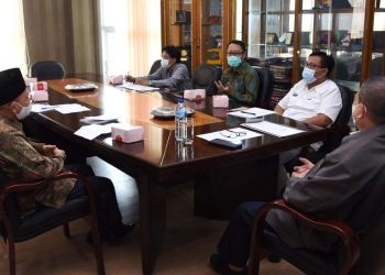 Wagub Gorontalo H. Idris Rahim (kanan), memimpin pertemuan dengan TP2GD yang membahas usulan Pahlawan Nasional dari Gorontalo di ruang kerja Wagub, Rabu (26/1/2022). (Foto: Haris)