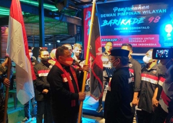 Proses pengukuhan Dewan Pimpinan Wilayah Barikade 98 Provinsi Gorontalo, yang dilakukan langsung oleh Ketua Umum Barikade 98, Benny Rhamdani, Senin (24/1/2022) malam tadi. (Foto Indra/Gopos)