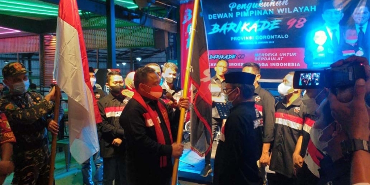 Proses pengukuhan Dewan Pimpinan Wilayah Barikade 98 Provinsi Gorontalo, yang dilakukan langsung oleh Ketua Umum Barikade 98, Benny Rhamdani, Senin (24/1/2022) malam tadi. (Foto Indra/Gopos)