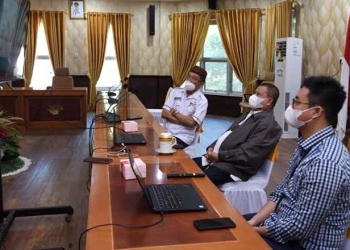 Wagub Gorontalo H. Idris Rahim (tengah kanan), mengikuti peluncuran Laporan Transparansi dan Akuntabilitas BI 2021 secara virtual di Ruangan Huyula Gubernuran Gorontalo, Rabu (26/1/2022). (Foto: Haris)
