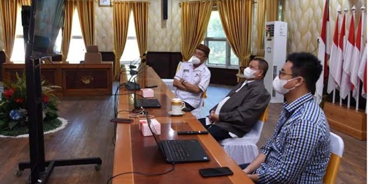 Wagub Gorontalo H. Idris Rahim (tengah kanan), mengikuti peluncuran Laporan Transparansi dan Akuntabilitas BI 2021 secara virtual di Ruangan Huyula Gubernuran Gorontalo, Rabu (26/1/2022). (Foto: Haris)