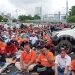 Ribuan buruh serta sejumlah elemen lainnya menggelar salat Jumat di sela-sela aksi unjuk rasa menolak UU Omnibus Law Cipta Kerja di depan Gedung DPR RI, Senayan, Jakarta, Jumat (14/1/2022). (Suara.com/Bagaskara)