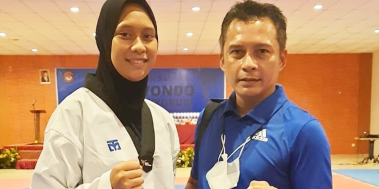 Atlet Taekwondo Provinsi Gorontalo, Silvana Lamanda (Kiri) bersama Binpres TI Provinsi Gorontalo, Januar Budiman Lahay (Kanan). (Foto: Istimewa)