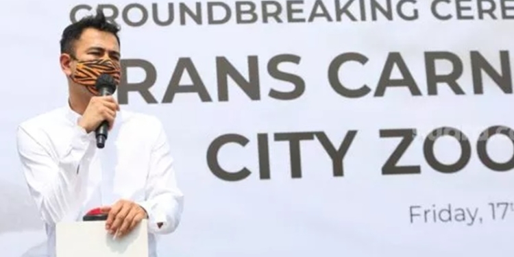 Presenter Raffi Ahmad saat acara Groundbreaking RANS Carnival Zoo di Pantai Indah Kapuk 2, Banten, Jumat (17/12/2021). [Suara.com]