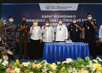 Wagub Gorontalo H. Idris Rahim (tengah),  pada penandatanganan Deklarasi penanganan Destructive Fishing pada Rakor yang digelar oleh Ditjen Pengawasan Sumber Daya Kelautan dan Perikanan di aula RRI Gorontalo, Rabu (12/1/2022). (Foto: Harus)