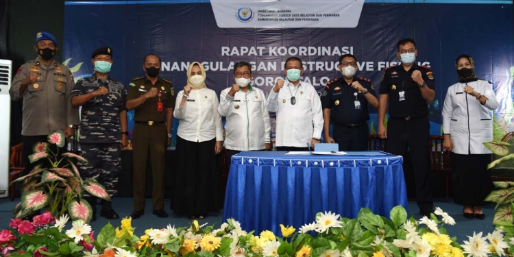 Wagub Gorontalo H. Idris Rahim (tengah),  pada penandatanganan Deklarasi penanganan Destructive Fishing pada Rakor yang digelar oleh Ditjen Pengawasan Sumber Daya Kelautan dan Perikanan di aula RRI Gorontalo, Rabu (12/1/2022). (Foto: Harus)