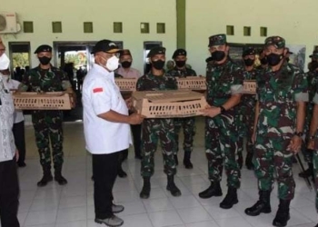 Gubernur Gorontalo Rusli Habibie saat menyerahkan bantuan 5.000 day old chicken (DOC) ayam kampung ke Pangdam XIII/Merdeka Mayjen TNI Alfred Denny Teujeh, Kamis (13/1/2022). (Foto: Salman)