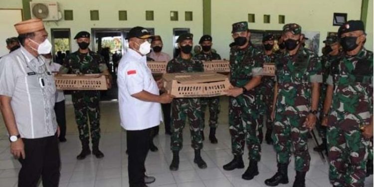 Gubernur Gorontalo Rusli Habibie saat menyerahkan bantuan 5.000 day old chicken (DOC) ayam kampung ke Pangdam XIII/Merdeka Mayjen TNI Alfred Denny Teujeh, Kamis (13/1/2022). (Foto: Salman)
