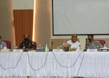 Gubernur Gorontalo Rusli Habibie memimpin rapat bersama bupati, wali kota dan unsur Forkopimda lainnya bertempat di Aula Kantor Kejaksaan Tinggi, Kamis (13/1/2022). Banyak yang dibahas pada rapat ini salah satunya terkait Cadangan Beras Pemerintah (CBP) untuk penanganan covid-19.  (Foto: Salman)