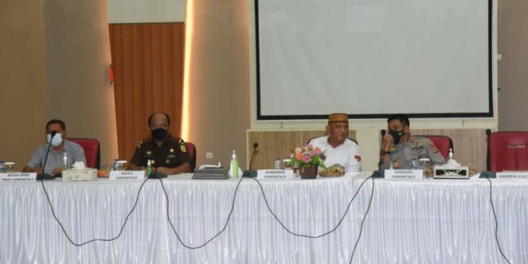 Gubernur Gorontalo Rusli Habibie memimpin rapat bersama bupati, wali kota dan unsur Forkopimda lainnya bertempat di Aula Kantor Kejaksaan Tinggi, Kamis (13/1/2022). Banyak yang dibahas pada rapat ini salah satunya terkait Cadangan Beras Pemerintah (CBP) untuk penanganan covid-19. (Foto: Salman)
