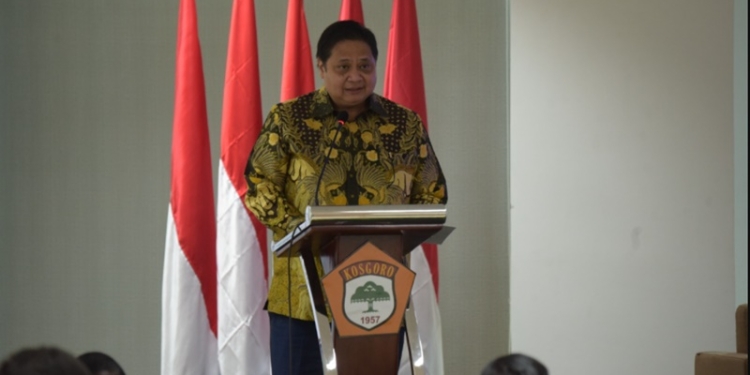 Menteri Koordinator Bidang Perekonomian, Airlangga Hartarto saat menyampaikan keynote speech dalam acara Forum Diskusi Nasional yang diadakan oleh Pimpinan Pusat Kolektif Kesatuan Organisasi Serbaguna Gotong Royong 1957 (PPK KOSGORO 1957) yang mengambil tema Masa Depan Ekonomi Indonesia, di Jakarta, Selasa (11/01). (Foto: Sumber ekon.go.id)